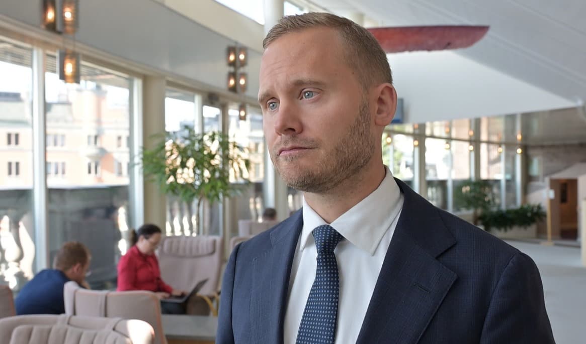 Henrik Vinge (SD), ordförande i justitieutskottet, räknar med att Tidöpartiernas majoritet räcker när riksdagen röstar om den så kallade mängdrabatten. Foto: Adam Strand