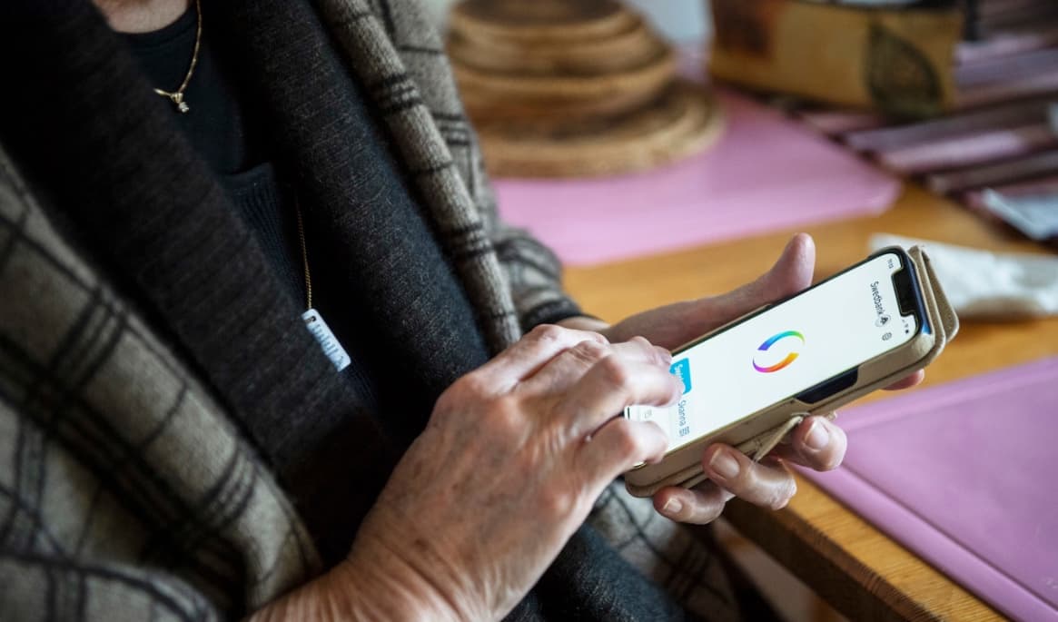 Telefonbedrägerier, så kallad vishing, är den vanligaste formen av bedrägeri mot personer över 60 år. Foto: Caisa Rasmussen/TT