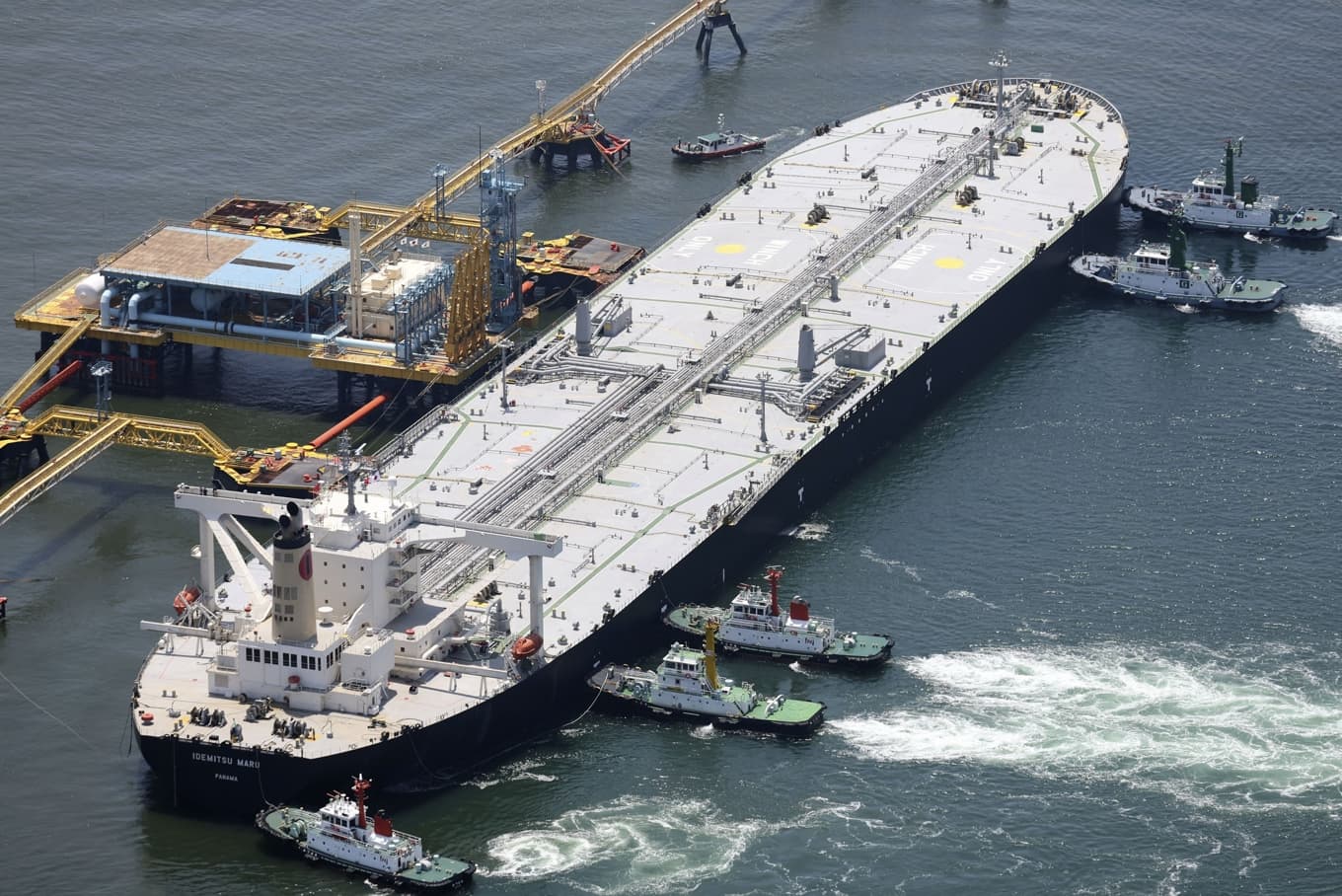 Den japanska oljetankern Idemitsu Maru tog sig i våras ut från Persiska viken genom Hormuzsundet, trots risken att skadas av minor eller beskjutning från Iran. Arkivbild Foto: Kyodo News/AP/TT