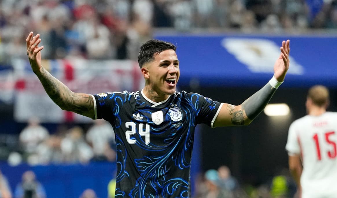 Den argentinske fotbollsspelaren Enzo Fernández. Arkivbild. Foto: Rebecca Blackwell/AP/TT