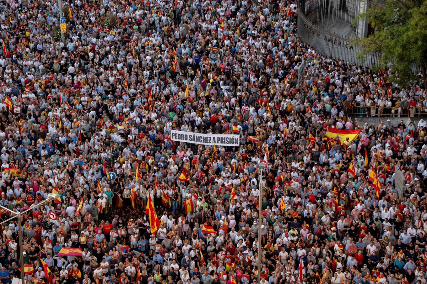 ”Pedro Sánchez i fängelse”. Demonstranter i Madrid visade på onsdagen sitt missnöje med den spanska regeringens krishantering i Ceuta. Foto: Gabriel Luengas/Europa Press via AP/TT