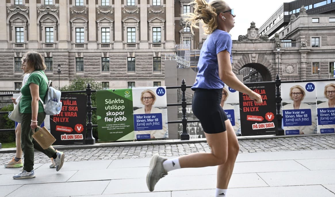 Valaffischer för Miljöpartiet, Moderaterna och Vänsterpartiet framför riksdagshuset i Stockholm inför riksdagsvalet 2026. Foto: Fredrik Sandberg/TT