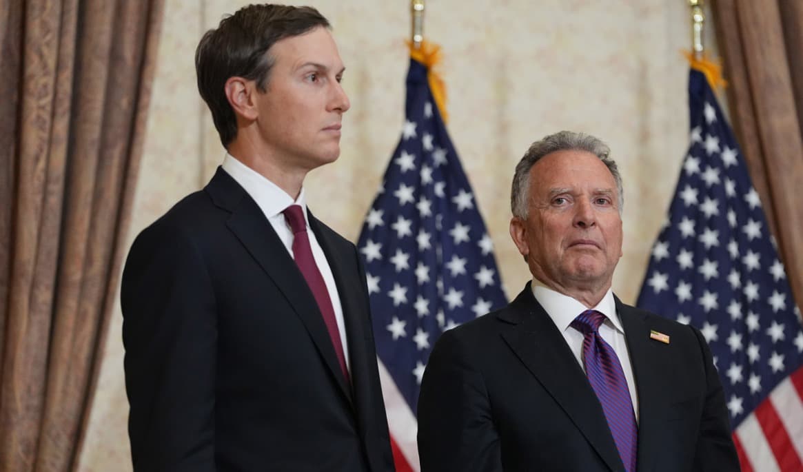Donald Trumps svärson Jared Kushner och Ukrainasändebudet Steve Witkoff i Islamabad i april. De två har även agerat medlare under Irankriget. Foto: Jacquelyn Martin/AP/TT