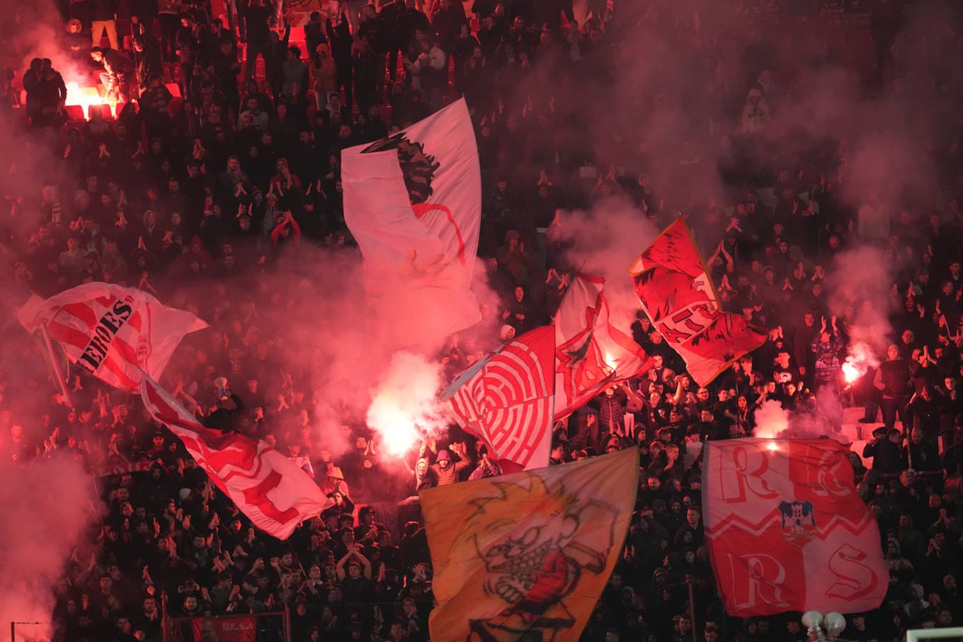 Röda stjärnan-supportrar under en annan Europa League-match i vintras. Foto: Darko Vojinovic/AP/TT