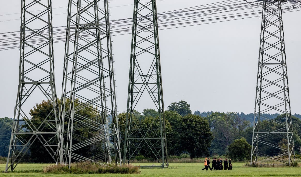 Poliser vid elmaster i närheten av en transformatorstation i Preilack i förbundslandet Brandenburg i östra Tyskland tidigare i veckan. Foto: Frank Hammerschmidt/AP/TT