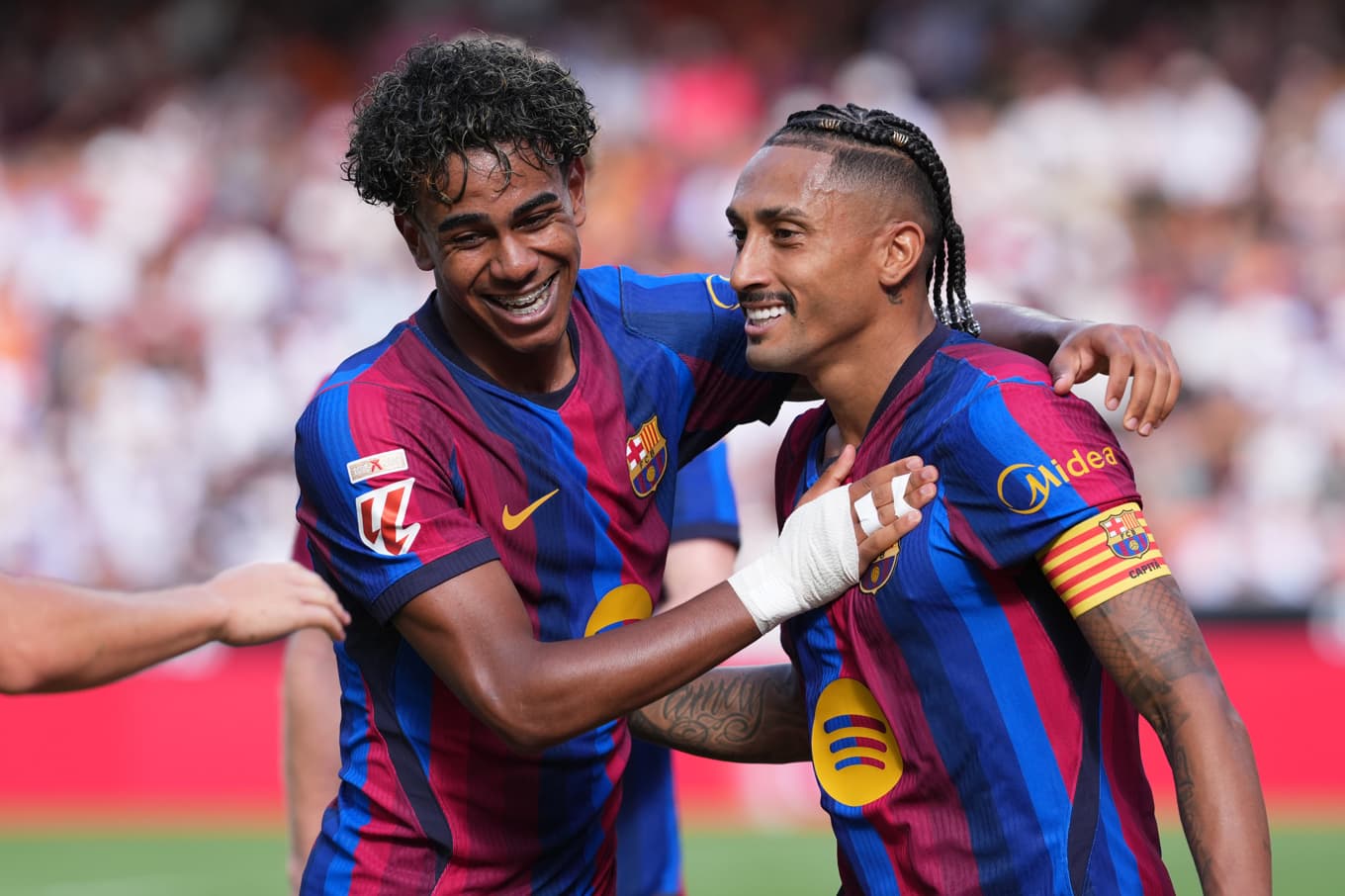 Barcelonas superstjärnor Raphinha, höger, och Lamine Yamal jublar efter ett av målen mot Valencia. Foto: Alberto Saiz/AP/TT