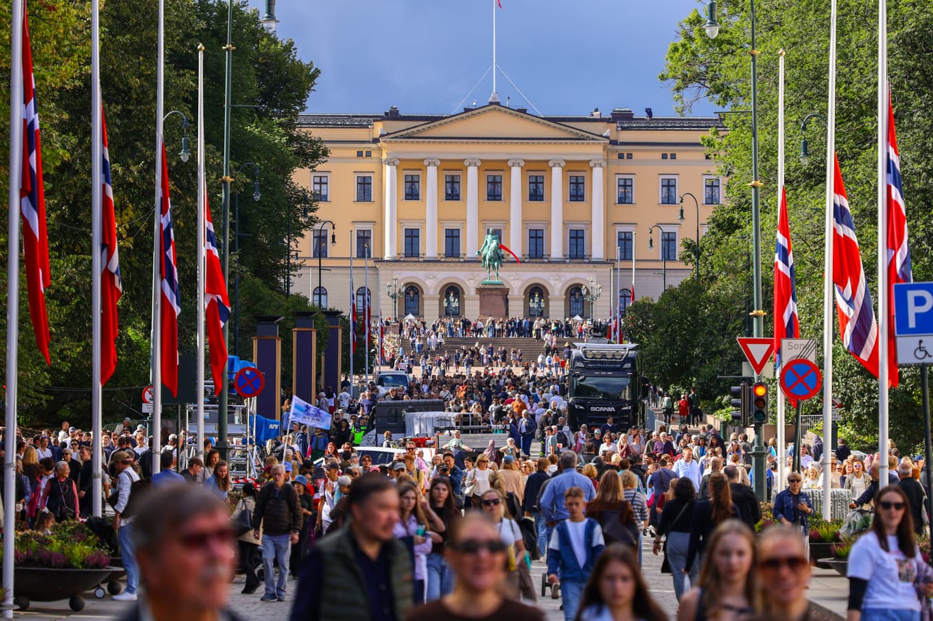 Kung Haralds kista kommer att föras i procession från slottet längs Karl Johans gate vid begravningen på onsdag. Foto: Ørn E Borgen/NTB/TT
