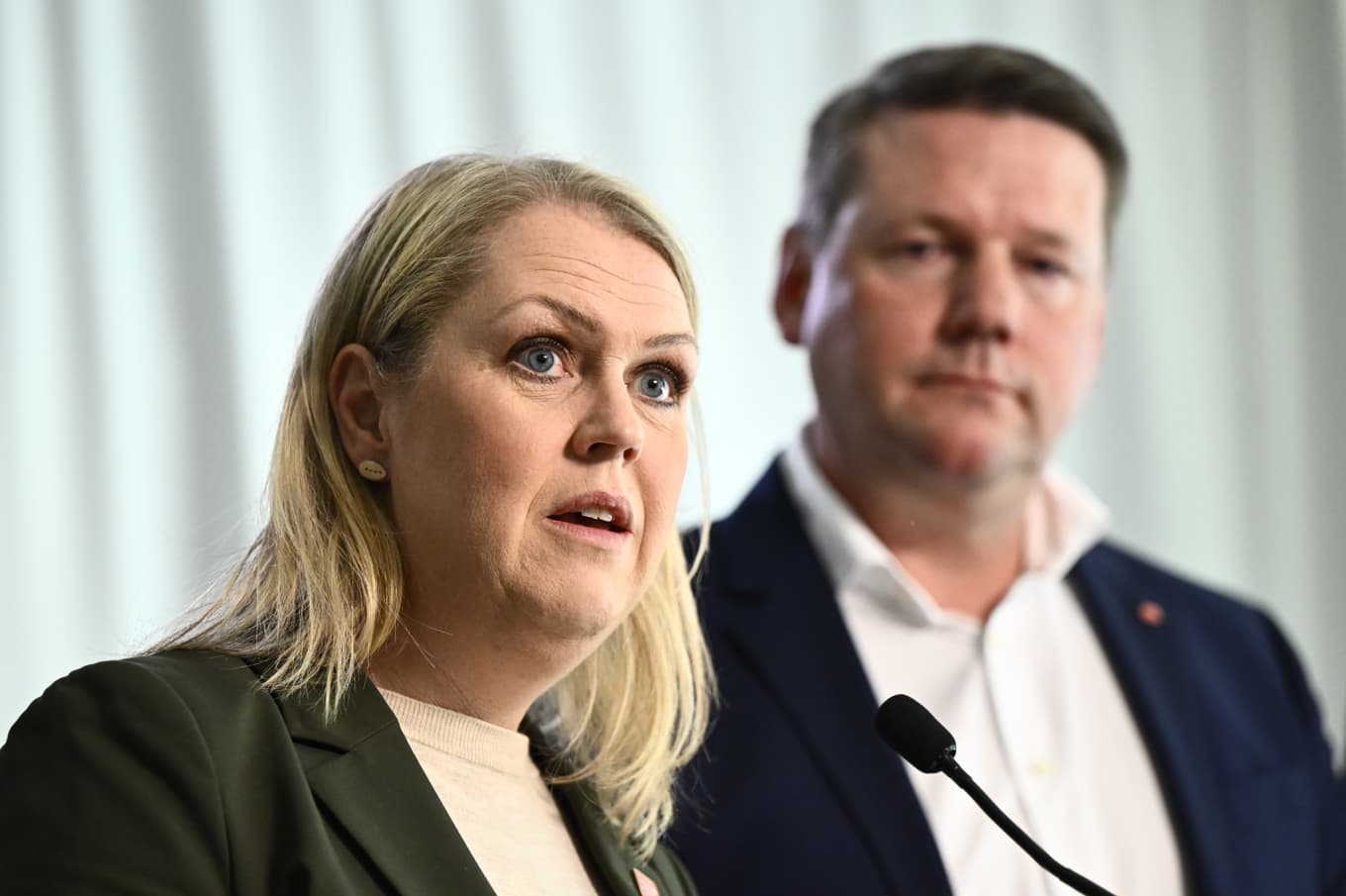 Socialdemokraternas gruppledare Lena Hallengren och partisekreterare Tobias Baudin vid en tidigare pressträff. Arkivbild. Foto: Christine Olsson/TT