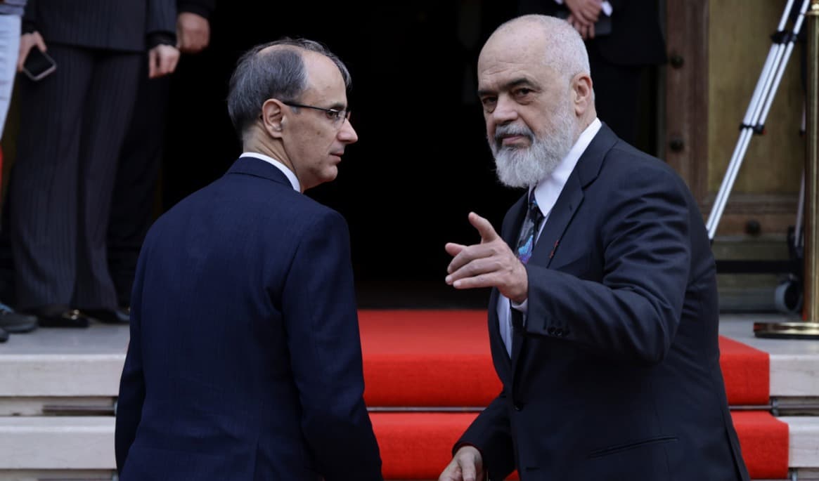 Serbiens premiärminister Djuro Macut (till vänster) i ett möte med Albaniens premiärminister Edi Rama. Arkivbild. Foto: Vlasov Sulaj/AP/TT