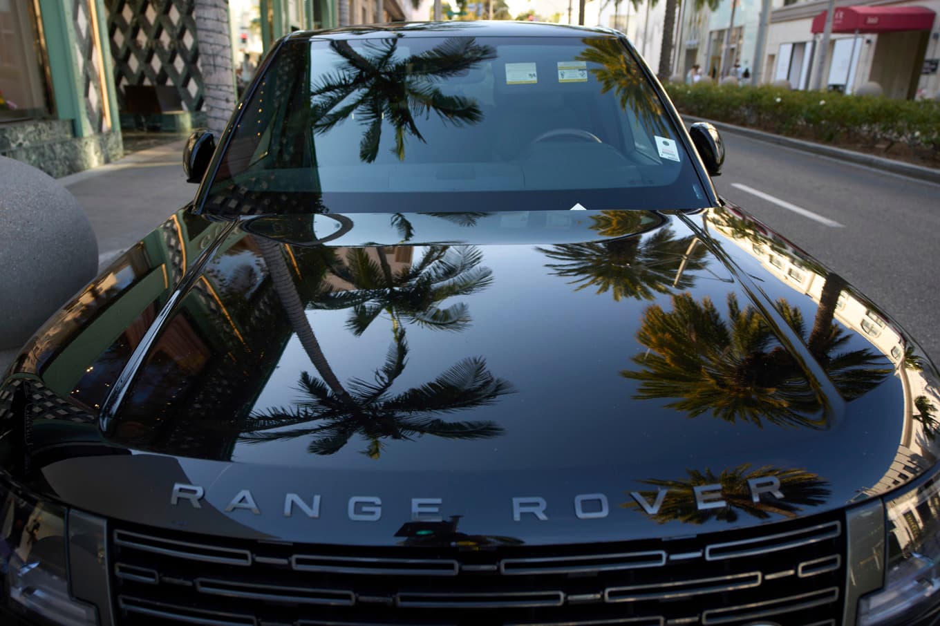 Tillverkaren av Range Rover drar ner. Arkivbild. Foto: Damian Dovarganes/AP/TT
