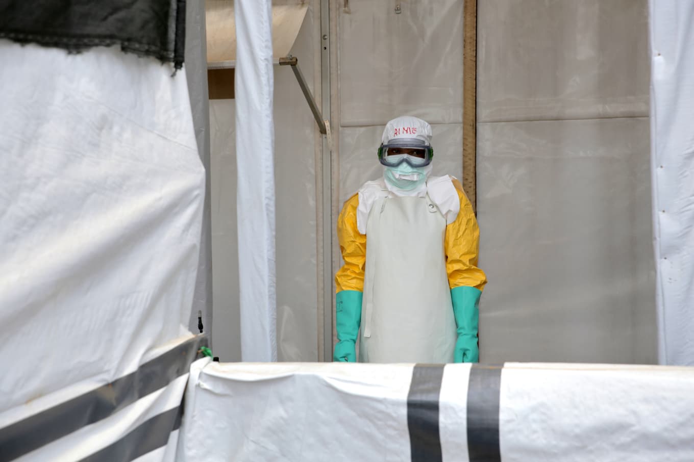 En vårdanställd vid en inrättning för ebolasmittade i provinsen norra Kivu. Bilden togs den 31 augusti. Foto: Sebastien Kitsa Musayi/AP/TT