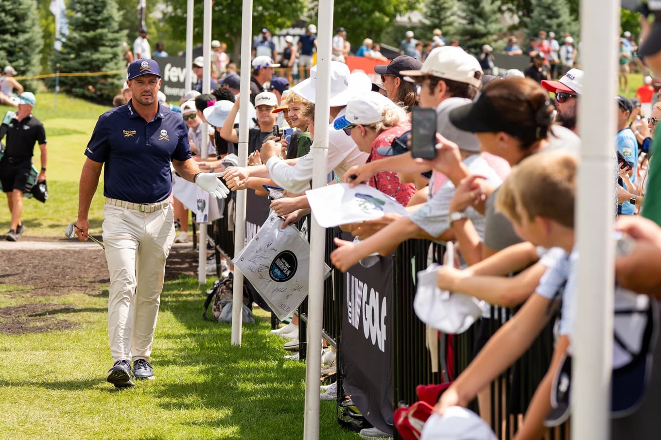 Amerikanen Bryson DeChambeau, en av spelarna på den kontroversiella LIV-touren, under en tävling i Westfield, Indiana, i april. Foto: Pedro Salado/AP/TT