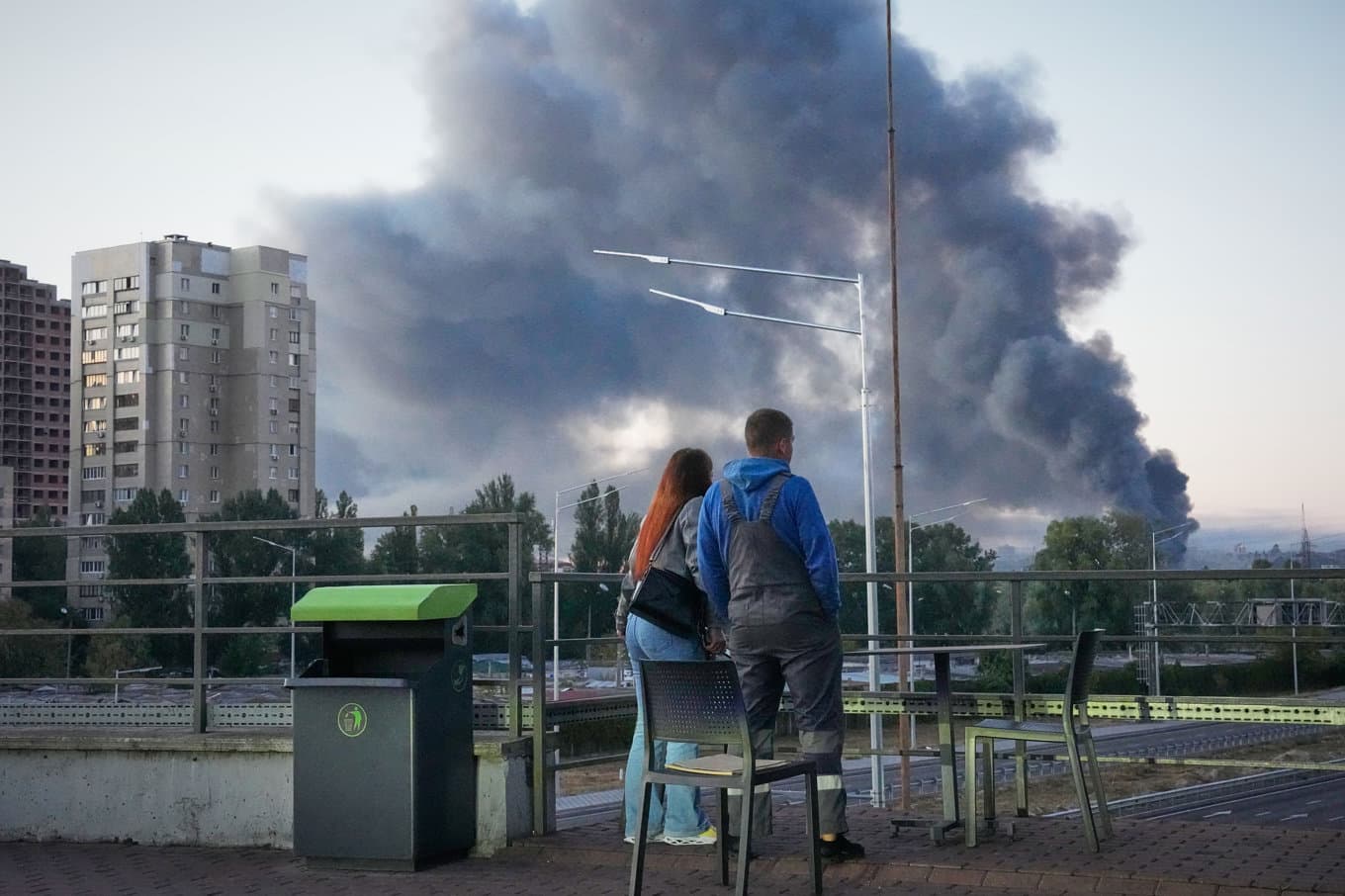 Kievbor framför rökmoln orsakade av en rysk attack tidigt på tisdagen. Foto: Efrem Lukatsky/AP/TT