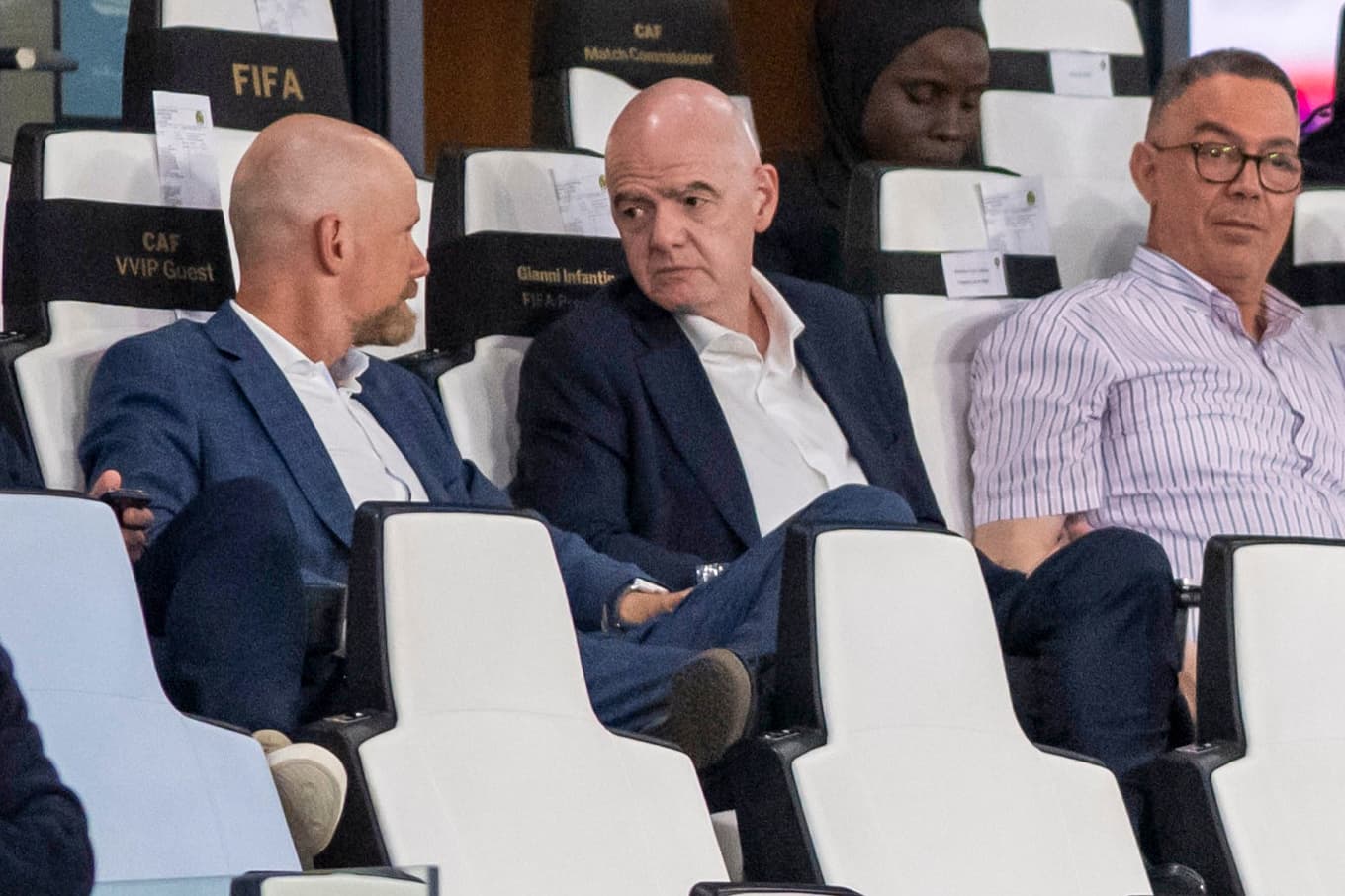 Ordföranden i Marockos fotbollsförbund, Fouzi Lekjaa längst till höger tillsammans med Fifas ordförande Gianni Infantino (mitten) och Mattias Grafström, generalsekreterare i Fifa (vänster). Foto: STR /AP/TT