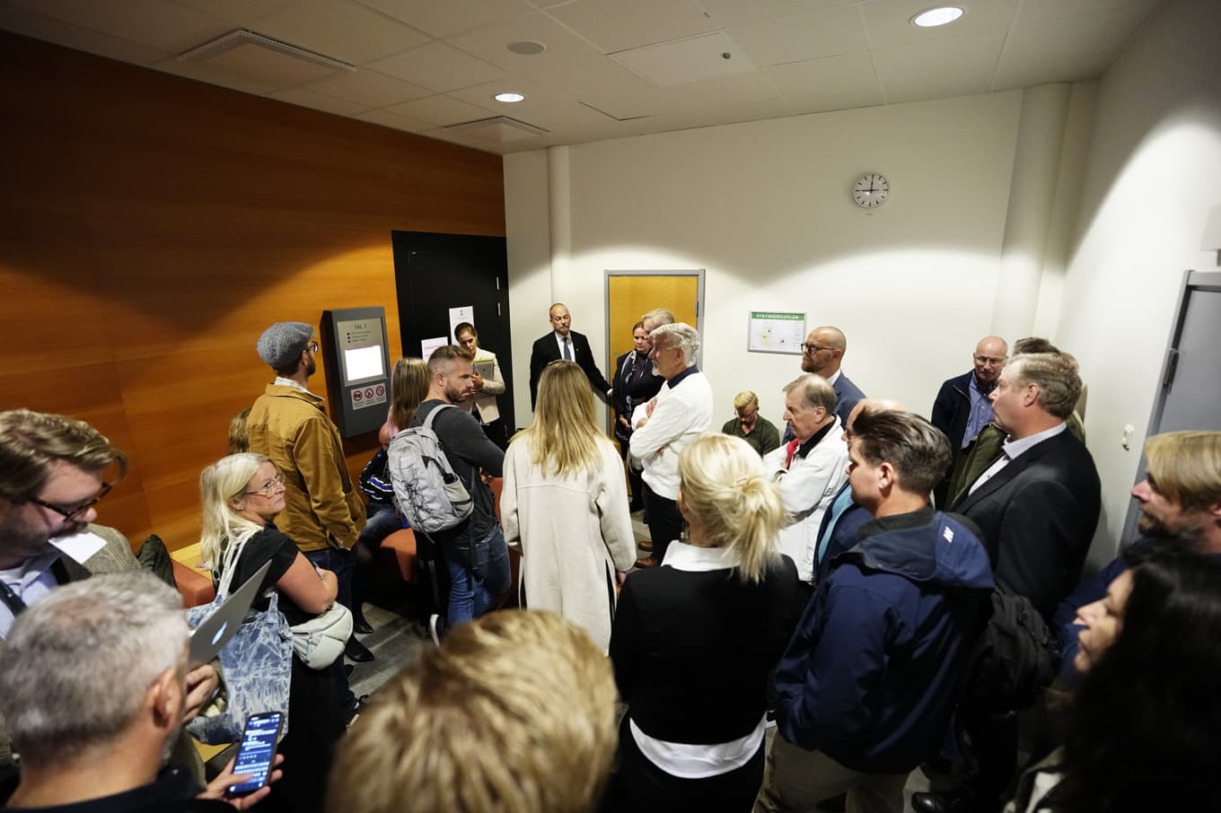 Många människor i Göteborgs tingsrätt när rättegången inleds mot lots och kapten på det norska fartyget som rammade en fritidsbåt utanför Tjörn i somras. Foto: Björn Larsson Rosvall/TT