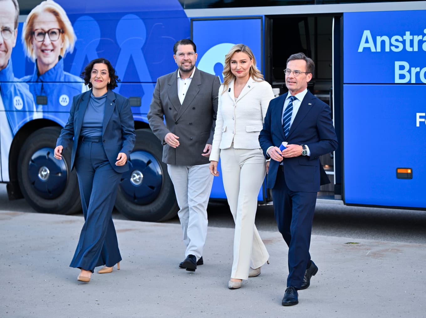 Liberalernas Simona Mohamsson, Sverigedemokraternas Jimmie Åkesson, Kristdemokraternas Ebba Busch och Moderaternas partiledare, statsminister Ulf Kristersson anländer till fredagens partiledardebatt i SVT. Foto: Anders Wiklund/TT