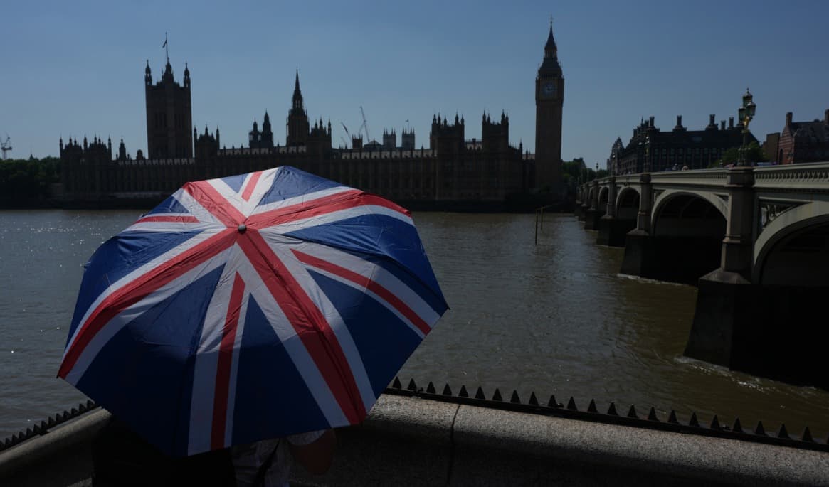 En turist fotograferad intill Westminster i London. Arkivbild. Foto: Alastair Grant/AP/TT