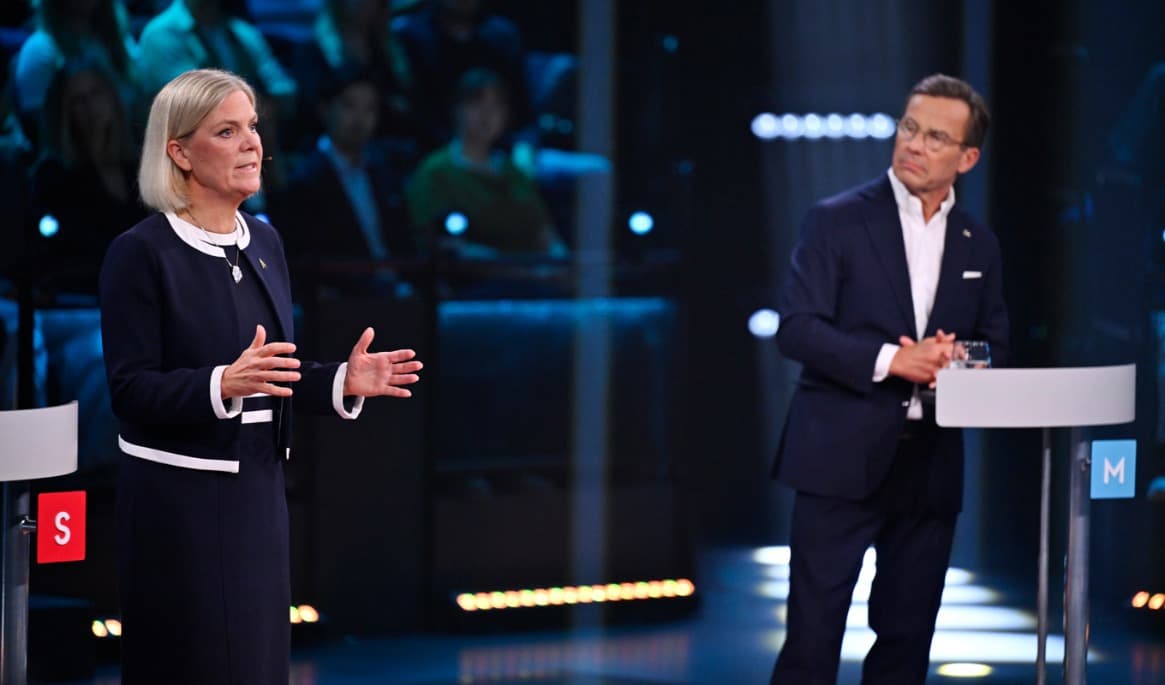 Socialdemokraternas partiledare Magdalena Andersson och Moderaternas partiledare, statsminister Ulf Kristersson, under den avslutande statsministerduellen på TV4, kvällen innan valet. Foto: Pontus Lundahl/TT