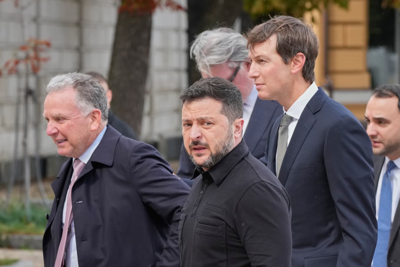 Ukrainas president Volodymyr Zelenskyj, i mitten, tillsammans med USA:s sändebud Jared Kushner och Steve Witkoff vid mötet i Kiev förra helgen. Foto: Efrem Lukatsky/AP/TT