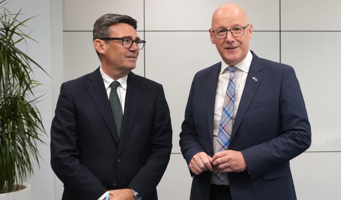 Storbritanniens premiärminister Andy Burnham tillsammans med Skottlands försteminister John Swinney i Glasgow i juli. Foto: Alastair Grant/AP/TT