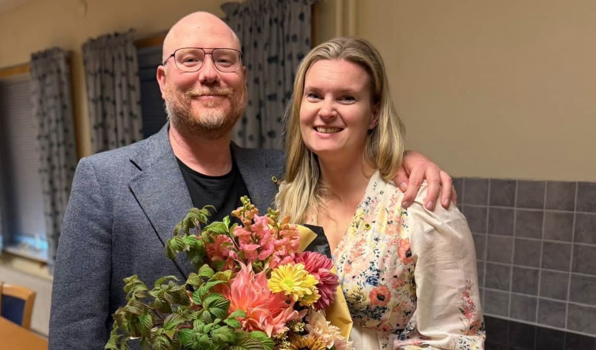 Norrlandspartiets Robert Thunfors och Elina Arab firar efter valframgången i Västernorrland. Foto: Privat/Facebook