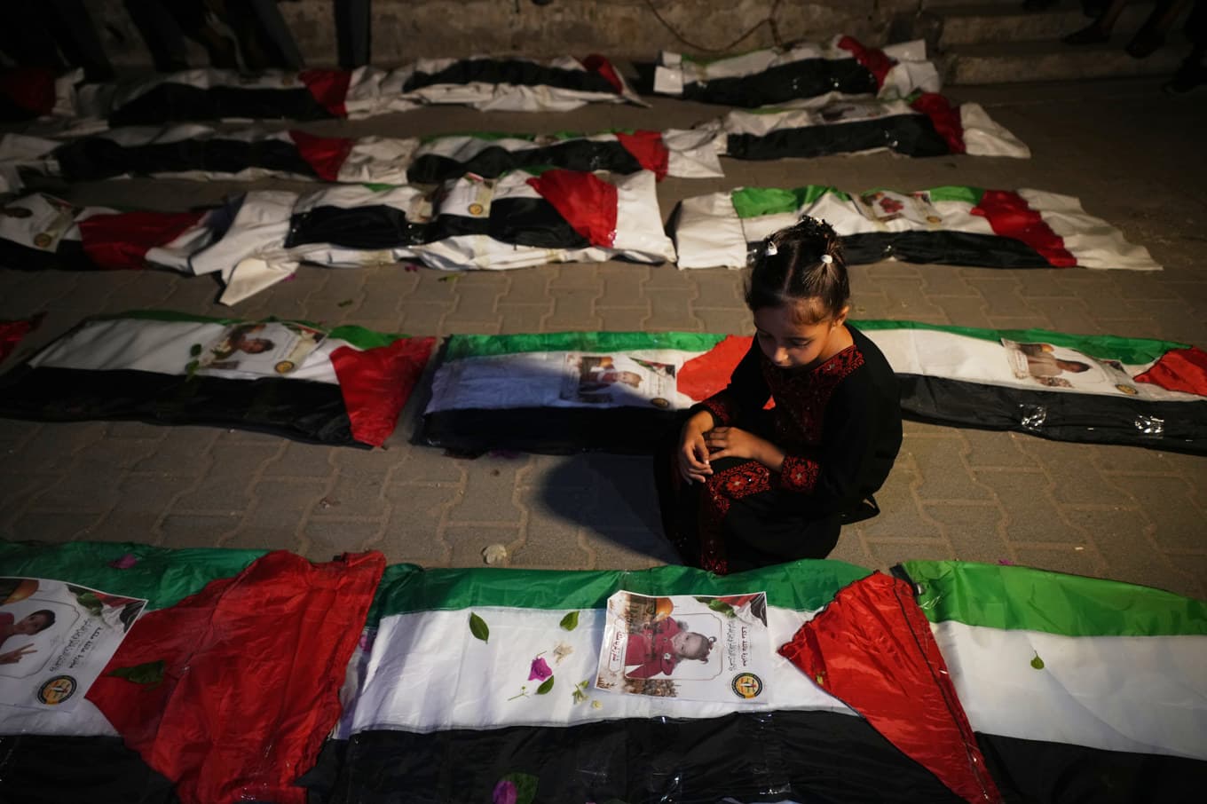 I takt med att Israels attacker har blivit färre har fler kroppar kunnat dras fram ur Gazas ruiner. Bild från Gaza stad den 5 september. Foto: Jehad Alshrafi/AP/TT