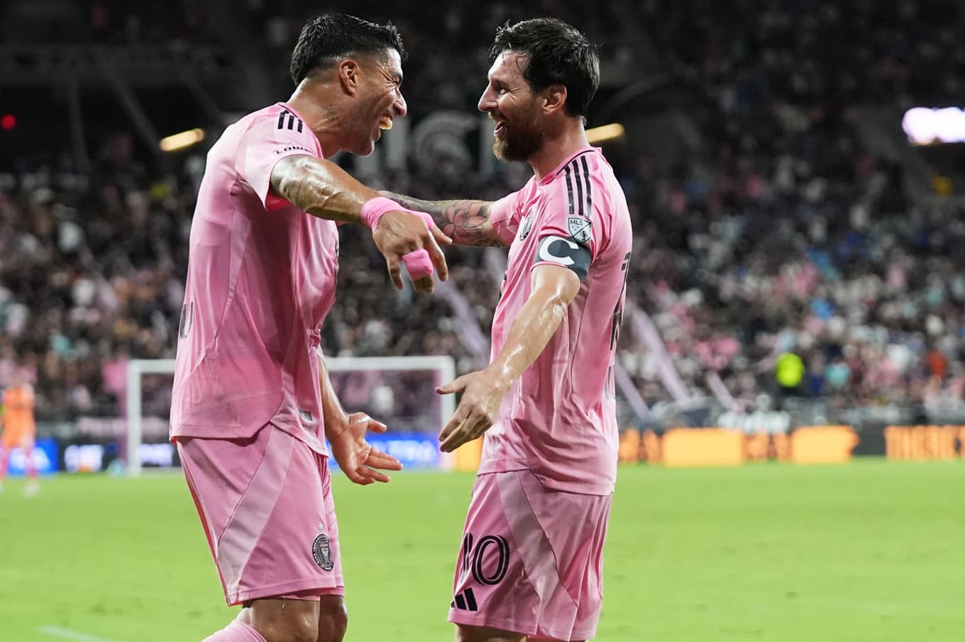 Lionel Messi (10) firar med lagkamraten Luis Suárez. Foto: Lynne Sladky/AP/TT
