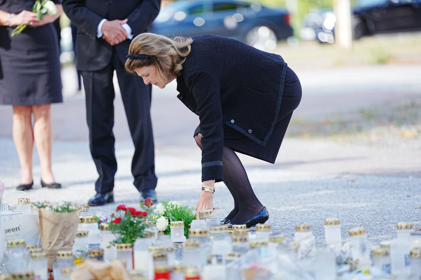 Drottning Silvia och kung Carl Gustaf deltog i minnesstunden efter skolattacken i Fagersta i augusti. Foto: Magnus Lejhall/TT