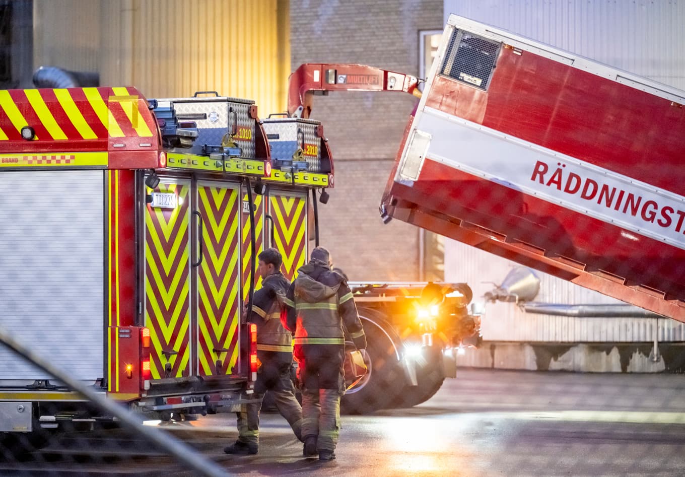 Räddningstjänsten på plats vid Örtofta sockerbruk tidigt på fredagsmorgonen efter ett större läckage av svavelsyra. Foto: Johan Nilsson/TT