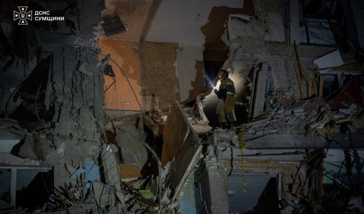 Räddningspersonal på plats vid ett bostadshus i Sumy som skadades i ryska attacker sent på fredagskvällen. Bild tillhandahållen av Ukrainas statliga räddningstjänst. Foto: Ukrainas statliga räddningstjänst via AFP/TT