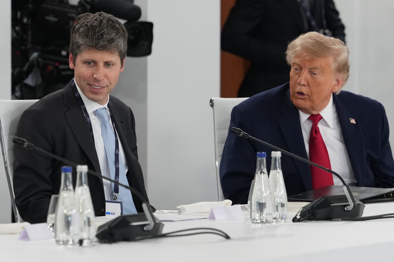 Sam Altman och Donald Trump under G7-mötet i Frankrike i somras. Foto: Julia Demaree Nikhinson/AP/TT