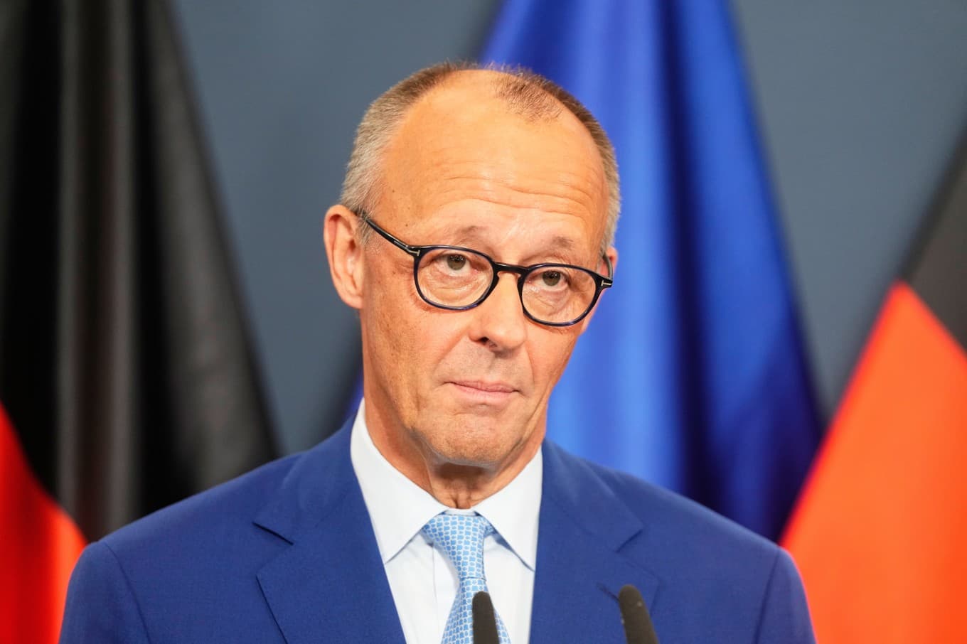 Tysklands förbundskansler Friedrich Merz pratar med medier i samband med de tyska delstatsvalen under söndagen. Foto: Markus Schreiber/AP/TT