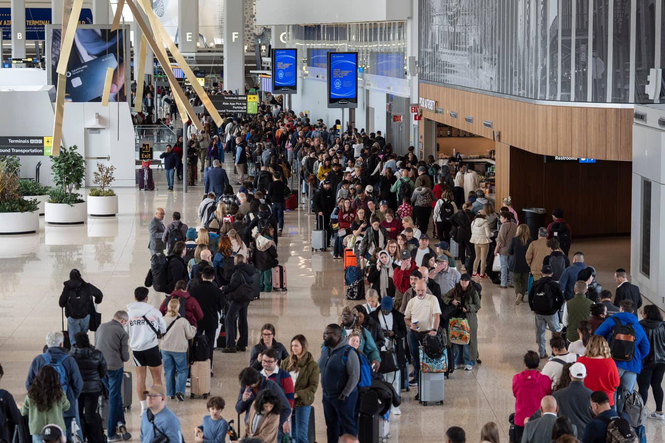 Tusentals drabbas av förseningarna, bland annat på LaGuardia-flygplatsen i New York. Arkivibild. Foto: Yuki Iwamura/AP/TT