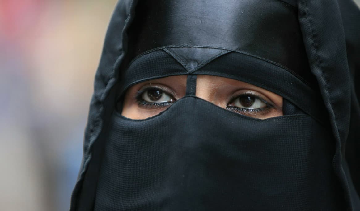 På bilden syns en kvinna med niqab. Bilden har ingen koppling till artikeln. Foto: Amr Nabil/AP/TT