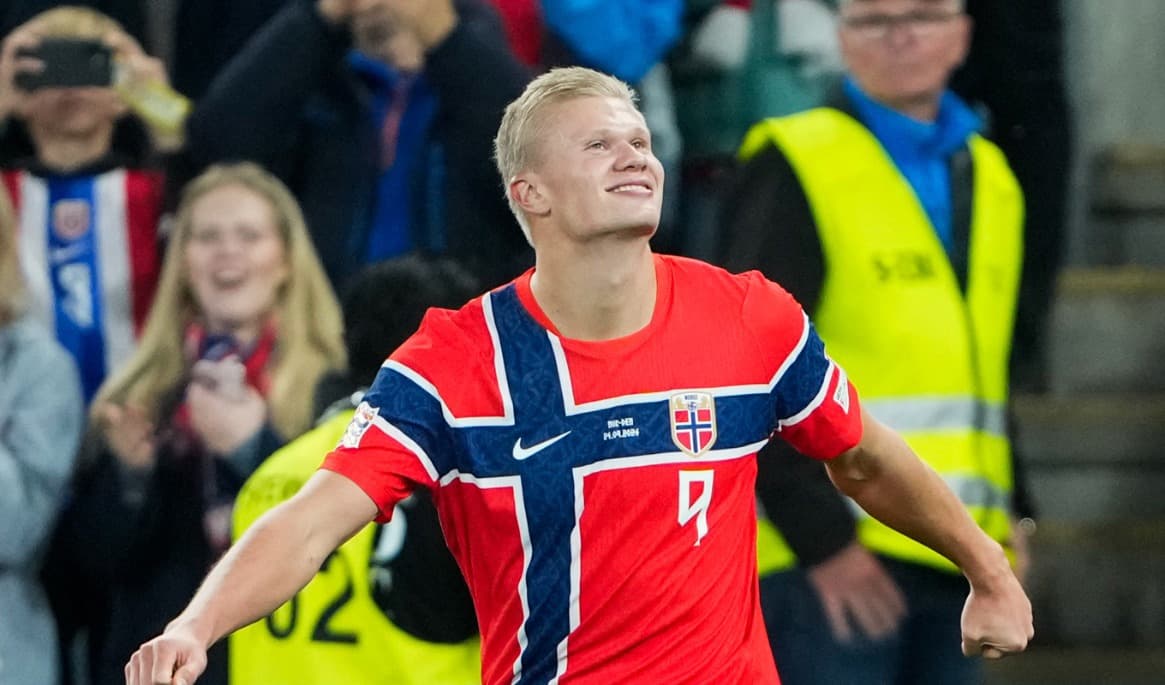Erling Braut Haaland glad efter ett av sina två mål mot Danmark. Foto: Fredrik Varfjell/NTB/TT