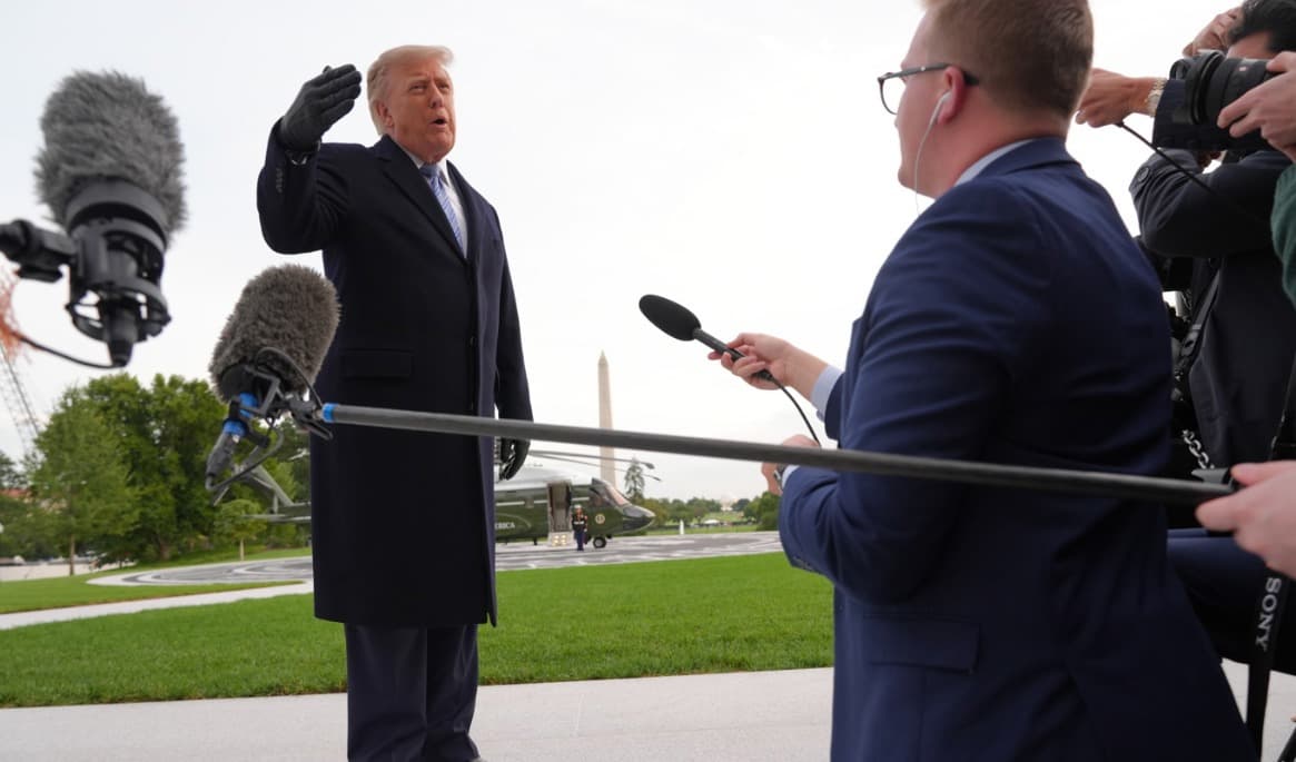 USA:s president Donald Trump möter journalister utanför Vita huset på onsdagen. Foto: Jacquelyn Martin/AP/TT