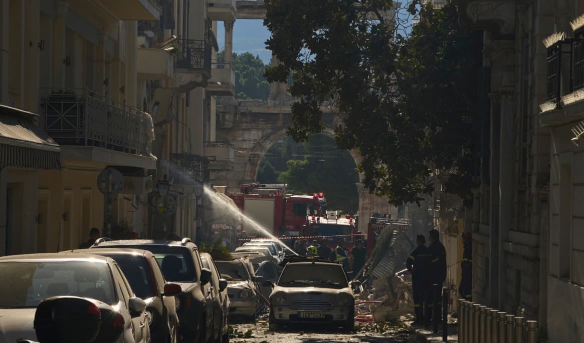 Brandmän på plats efter en explosion i Aten på fredagen. Foto: Petros Giannakouris/AP/TT