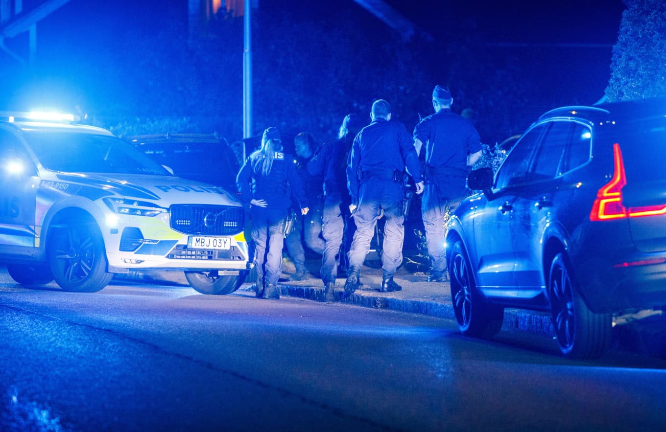 Polis på plats efter skottlossningen. Foto: Mattias Landström/TT