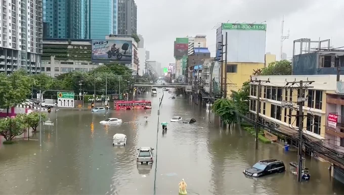 Flera av Bangkoks huvudgator är helt översvämmade efter det massiva regnandet. Foto: AP/TT