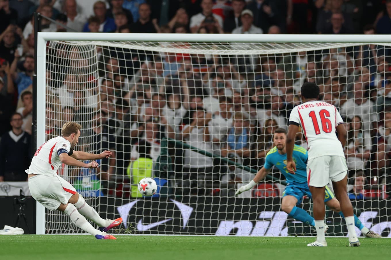 Harry Kane halkade med sitt vänstra stödjeben när han hade chansen att ge England en 3–1-ledning mot Spanien. I stället blev det en 2–3-förlust i Nations League-premiären på Wembley. Foto: Ian Walton/AP/TT