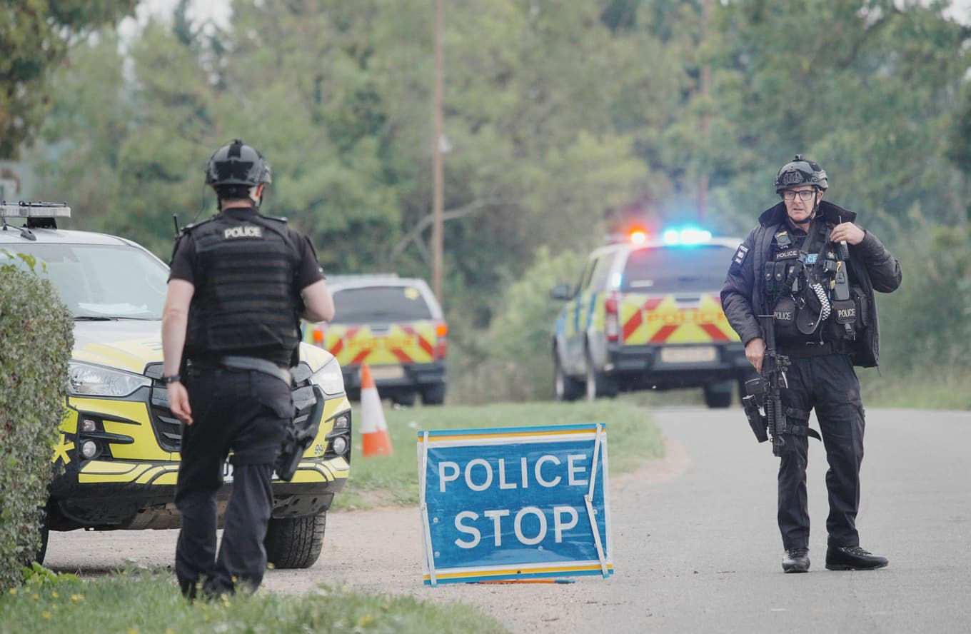 Poliser vid en vägpostering vid RAF Fairford i Whelford, England, på söndagen. Foto: Ben Birchall /AP/TT