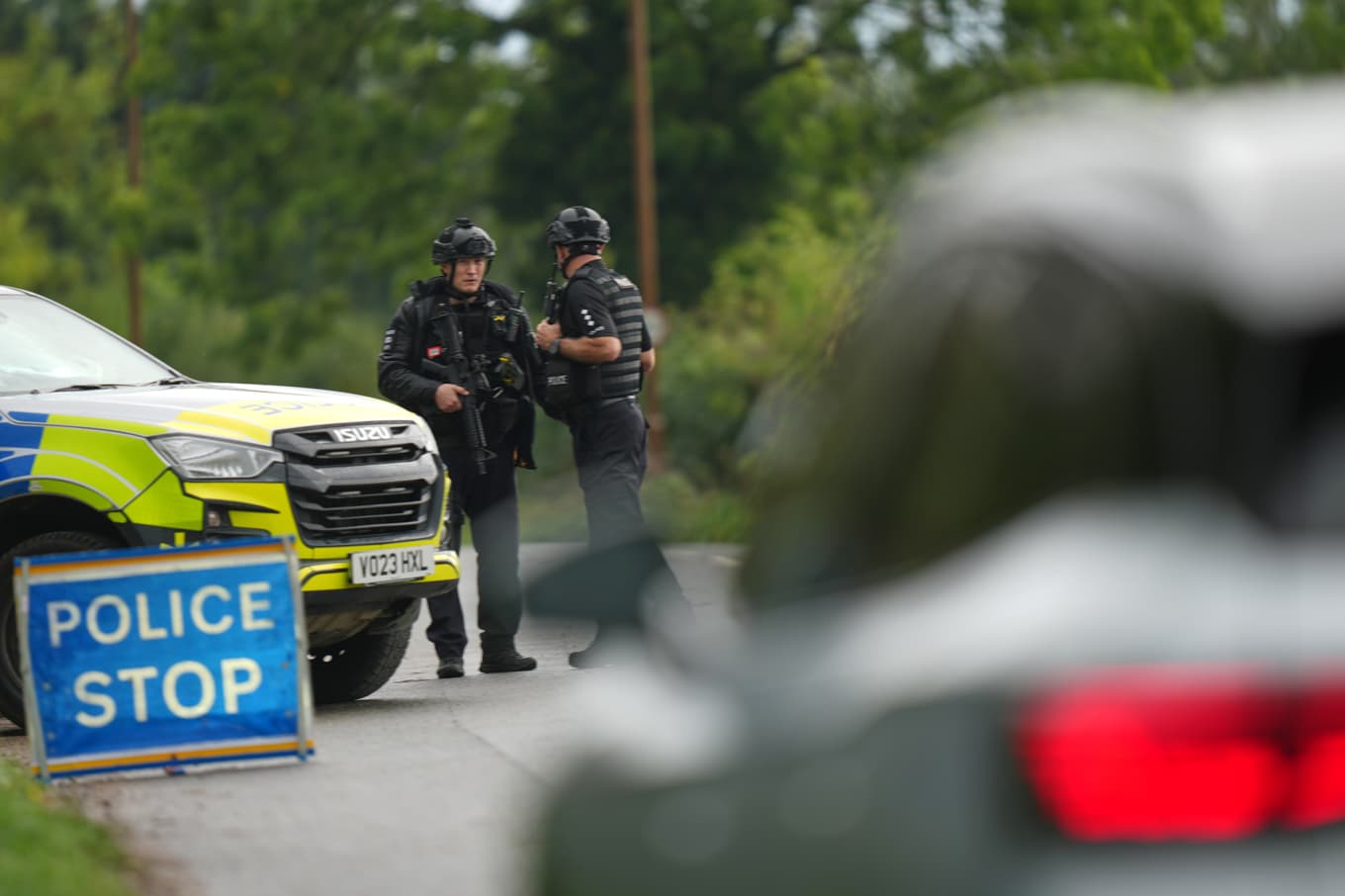 Polisavspärrningar i närheten av den militära flygbasen RAF Fairford i sydvästra England på söndagen. Foto: Alastair Grant/AP/TT