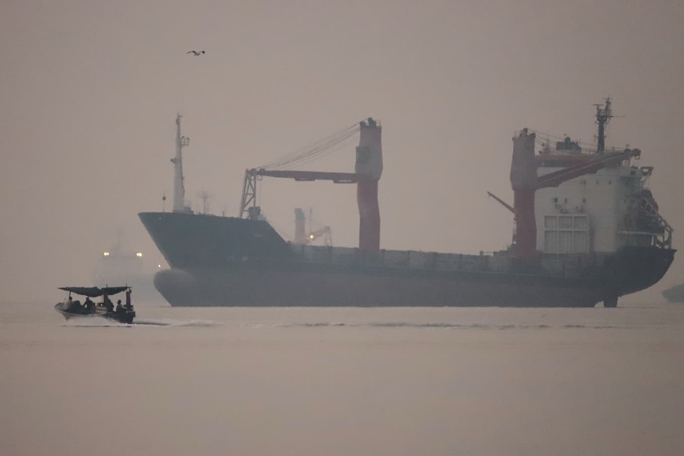 Ett fartyg på vänt i Hormuzsundet under måndagen. Foto: Amirhosein Khorgooi/AP/TT