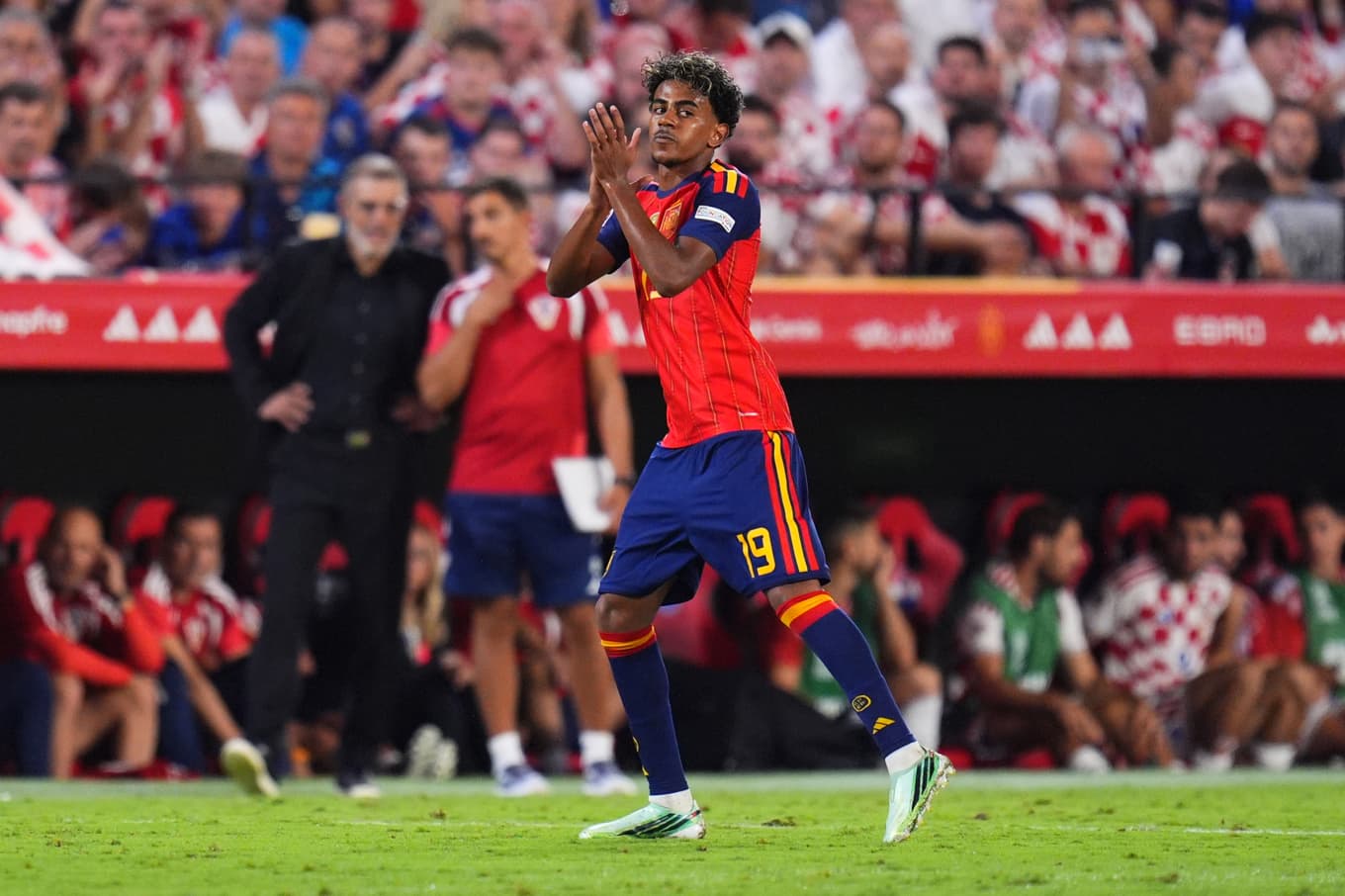 Lamine Yamal firar sitt 3–1-mål – hans andra för kvällen – när Spanien slog Kroatien med 4–1. Foto: Manu Fernandez/AP/TT
