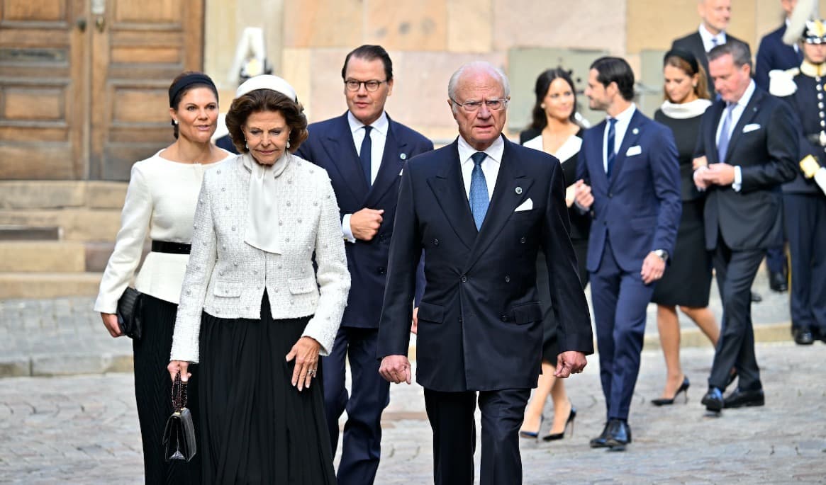 Kronprinsessan Victoria, drottning Silvia, prins Daniel och kung Carl Gustaf anländer till gudstjänsten i Storkyrkan som hålls med anledning av riksmötets öppnande. Foto: Anders Wiklund/TT