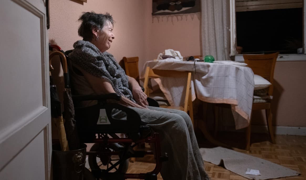 Maricarmen, 87, i sin lägenhet i väntan på polisen i onsdags förra veckan. Foto: Fernando Sánchez/AP/TT