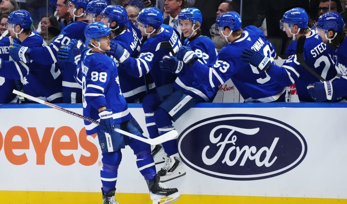 Torontos William Nylander firar matchens första mål. Foto: Nathan Denette/AP/TT
