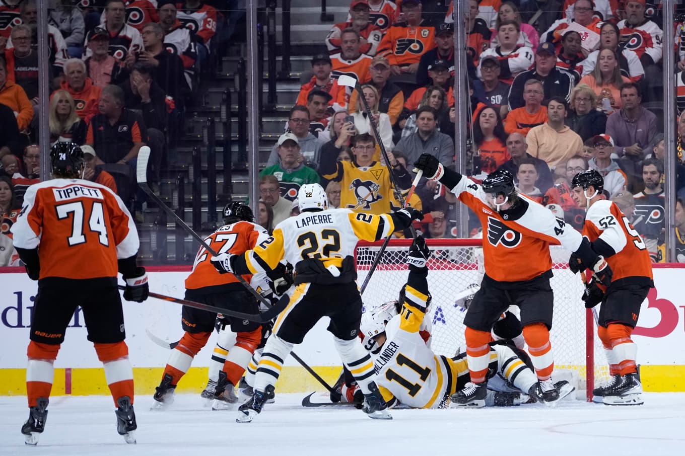 Pittsburghs Filip Hållander (11) firar sitt mål i den andra perioden. Foto: Matt Slocum/AP/TT