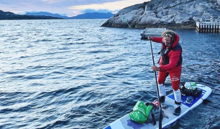 Den välanvända SUP-brädan har varit Jonas Böhlmarks följeslagare i över fyra år. Varje lagning vittnar om ett äventyr som fortsatt vidare. Foto: Privat