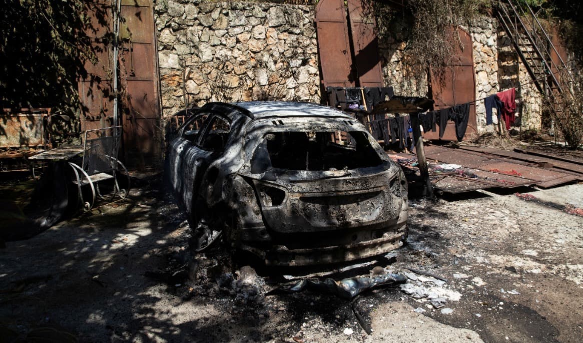 Ett utbrunnet fordon i Kenscoff i Haiti. Foto: Clarens Siffroy/AFP via Getty Images